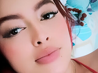 topless webcamgirl AlaiaAlvarez