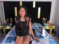 En mi show, cada momento está diseñado para despertar el deseo y hacer que la temperatura suba poco a poco. Me encanta empezar con una seducción visual, jugando con mi mirada y mis movimientos sensuales, dejando que la expectativa y el misterio se apoderen del ambiente.

Me gusta deslizar mis manos por mi cuerpo, provocándome y provocándote, explorando cada rincón con caricias suaves y llenas de deseo. Disfruto del striptease, quitándome la ropa lentamente mientras mis caderas se mueven al ritmo de la música, haciéndote desear cada centímetro de mi piel.