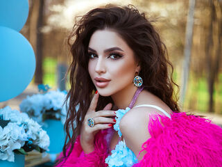 camslut masturbating BellaHalle