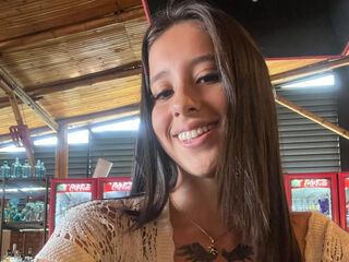girl showing tits BellaLeroi