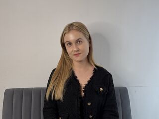 cam girl playing with vibrator BellaMonson