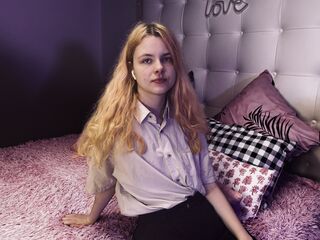 cam girl playing with dildo EleanorCain