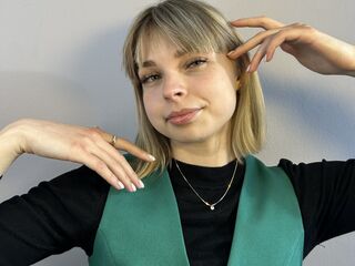 camgirl fingering bald pussy EmelineBurrough