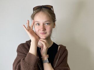 fingering webcam girl GwendolynBucey