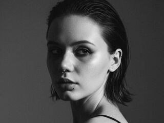 camgirl masturbating with dildo JudithSterett