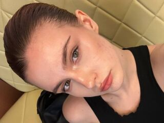 masturbating camgirl KlaraGogins