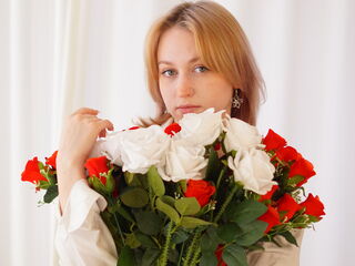 naked girl with webcam fingering LeilaDenner