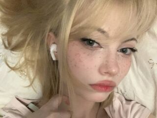 camgirl fingering bald pussy LeonardaZeeman