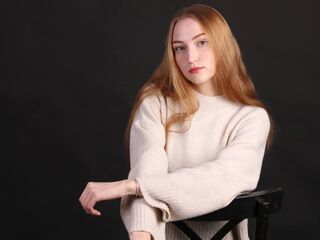 camgirl showing pussy LynetteCusson