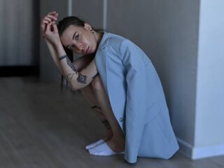 live webcam performer MirnaLatourette