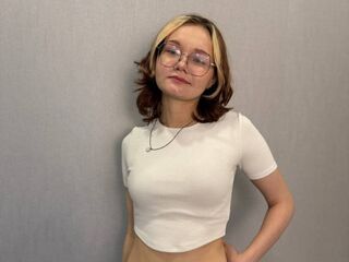 cam girl masturbating with sextoy ShemikaDestro