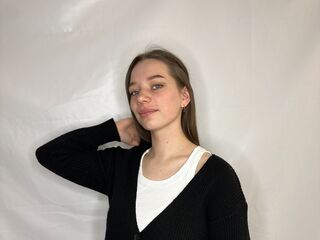 cam girl playing with sextoy SynnoveHayley