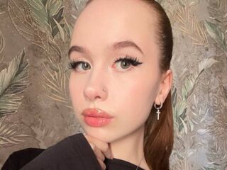 naughty camgirl fingering shaved pussy VelvetForst
